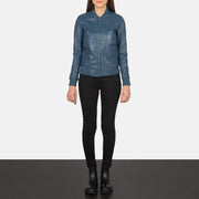 Women's Bliss Azul Cazadora Bomber de Cuero para Mujer - Vista de perfil lateral con corte ergonómico de manga