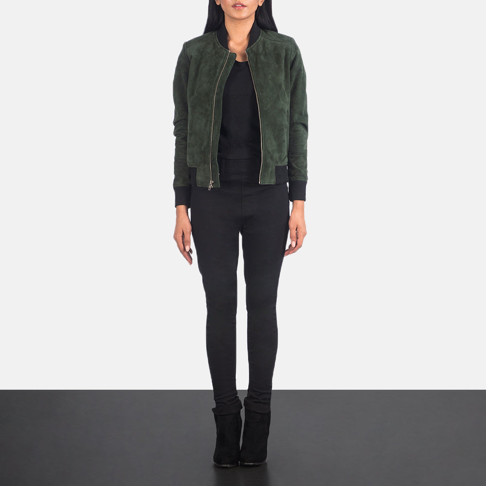 Women's Bliss Verde Suede Cazadora Bomber de Cuero para Mujer - Vista de perfil lateral con corte ergonómico de manga