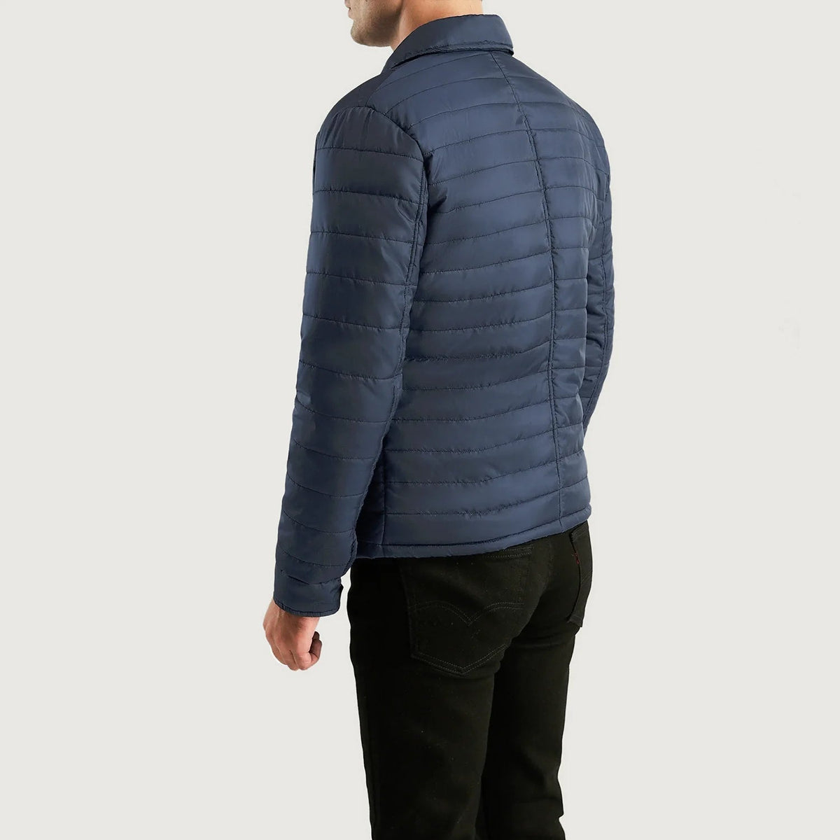 Detalle de cerca of High neck &amp; Button Hardware on Men's Bo Quilt Windbreaker Chaqueta de Cuero para Hombre