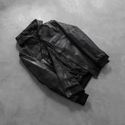 
Perspectiva del modelo vistiendo Bouncer Biz Black Leather Hooded Bomber Jacket en modelo con caída natural bajo luz de día