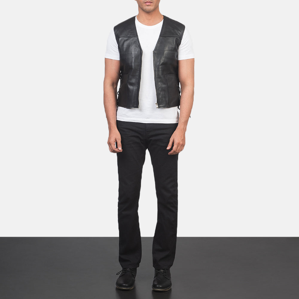 
Brandon Negro Chaleco de Cuero para Hombre - Vista lateral mostrando el corte ergonómico de mangas