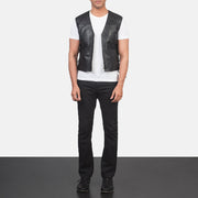 
Brandon Negro Chaleco de Cuero para Hombre - Vista lateral mostrando el corte ergonómico de mangas