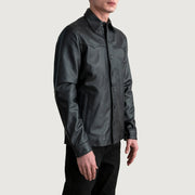 
Black Sheepskin leather Jacket - Vista posterior con hombros definidos y bajo impecable