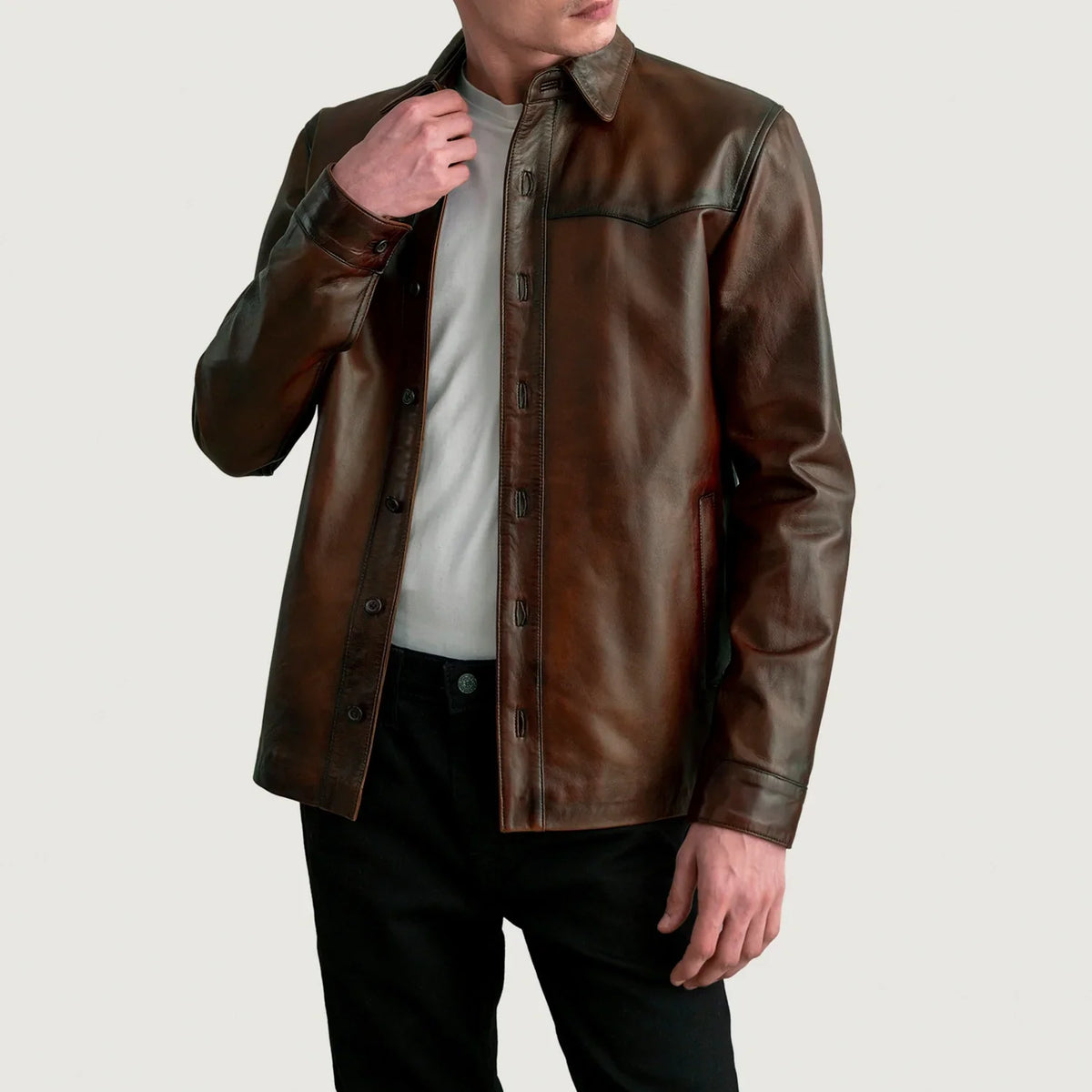 
Bronco Marrón Envejecido Leather Shirt para Hombre in Distressed Brown Sheepskin Leather - Vista frontal y silueta entallada | Comprar online