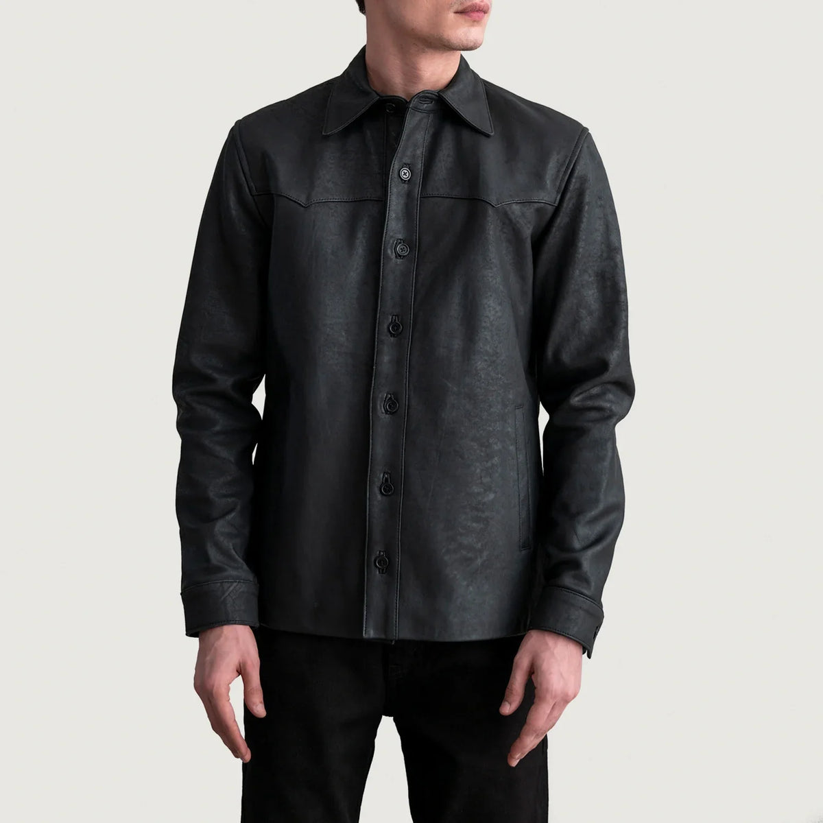 
Bronco Tumbled Negro Leather Shirt para Hombre - Vista lateral mostrando el corte ergonómico de mangas