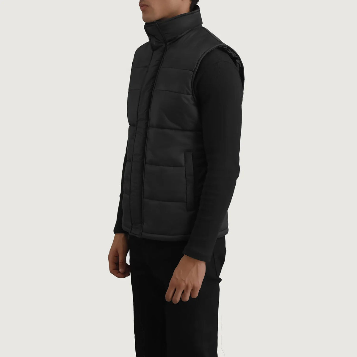 
Black Full-Grain leather Vest - Vista posterior con hombros definidos y bajo impecable