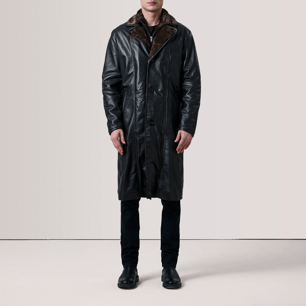 Black Sheepskin Leather Aviator Jacket - Vista trasera con ajuste entallado en hombros y bajo impecable