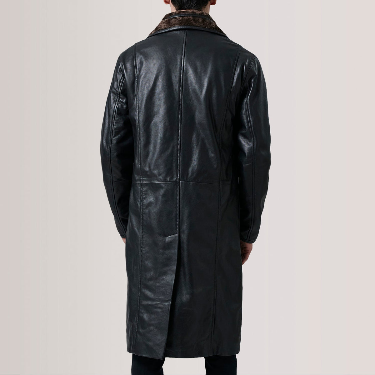 Detalle de cerca of Notch &amp; Button Hardware on Cai Negro Leather Shearling Abrigo de Cuero para Hombre For Men