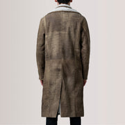 
Vista de detalle of Notch & Button Hardware on Cai Marrón Envejecido Leather Shearling Abrigo de Cuero para Hombre For Men