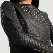 Women's Celeste Studded Negro Chaqueta de Cuero para Mujer - Vista de perfil lateral con corte ergonómico de manga