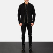 Charcoal Negro Suede Chaqueta Biker de Cuero para Hombre - Vista de perfil mostrando el corte ergonómico de manga