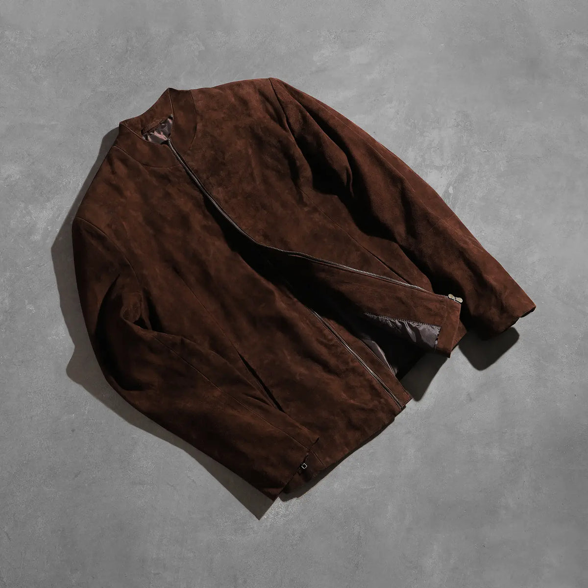 Zipper &amp; Hem Craftsmanship Construction Detail on Men's Charcoal Mocha Suede Chaqueta Biker de Cuero para Hombre