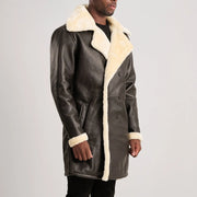
Perspectiva del modelo vistiendo Charles Brown Suede Leather Shearling Double-Breasted Coat en modelo con caída natural bajo luz de día