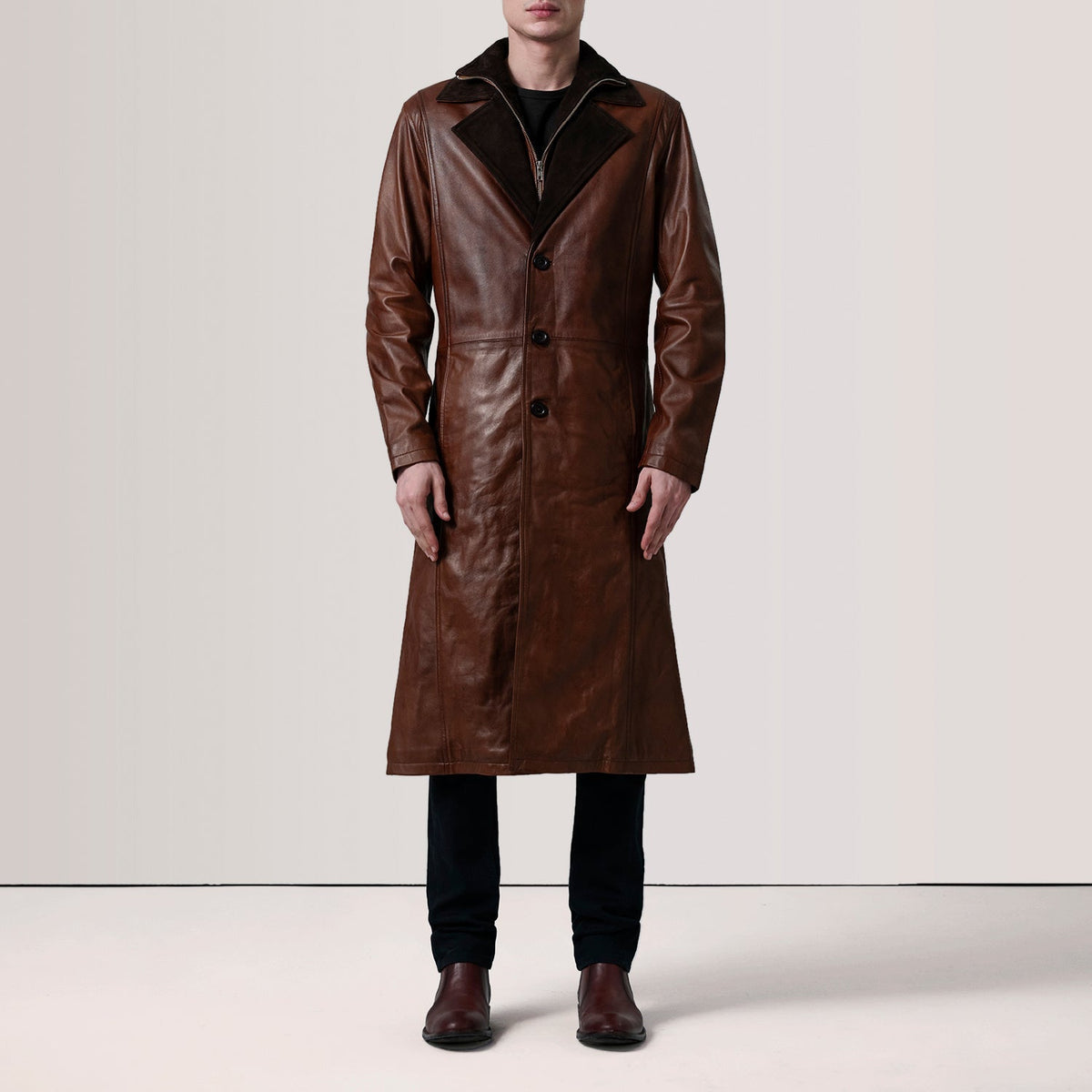 
Distressed Brown Sheepskin Burnished Leather Coat - Vista posterior con hombros definidos y bajo impecable