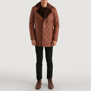 Men's Cinnamon Marrón Leather Fur Abrigo de Cuero para Hombre - Vista de perfil lateral con corte ergonómico de manga