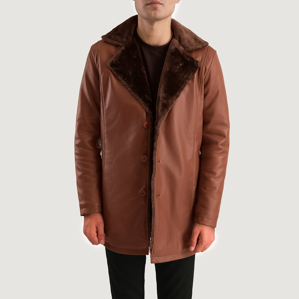 Detalle de cerca of Shirt &amp; Button Hardware on Men's Cinnamon Marrón Leather Fur Abrigo de Cuero para Hombre
