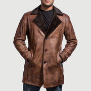 Men's Cinnamon Efecto Envejecido Leather Fur Abrigo de Cuero para Hombre - Vista de perfil lateral con corte ergonómico de manga