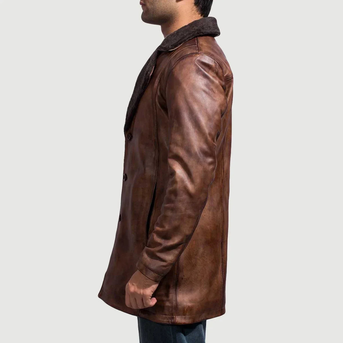 Detalle de cerca of Notch &amp; Button Hardware on Men's Cinnamon Efecto Envejecido Leather Fur Abrigo de Cuero para Hombre