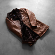 Styled Fit Perspective of Men's Cinnamon Efecto Envejecido Leather Fur Abrigo de Cuero para Hombre on Model - Natural Daylight Drape
