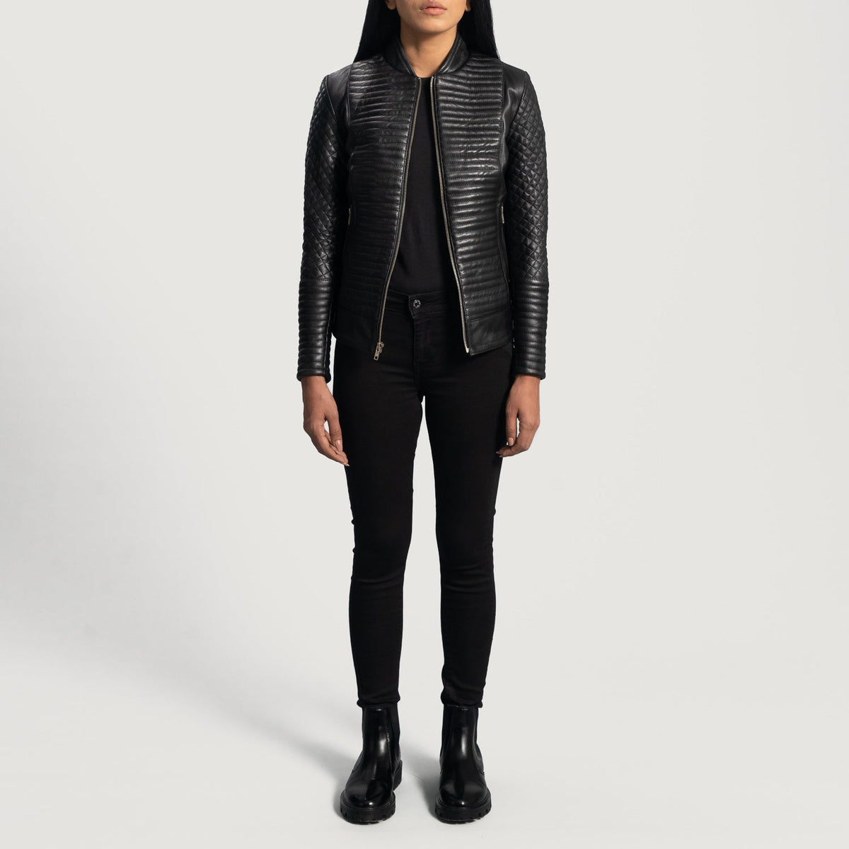 Detalle de cerca of Varsity &amp; Zipper Hardware on Women's Cityscape Negro Chaqueta Biker de Cuero para Mujer