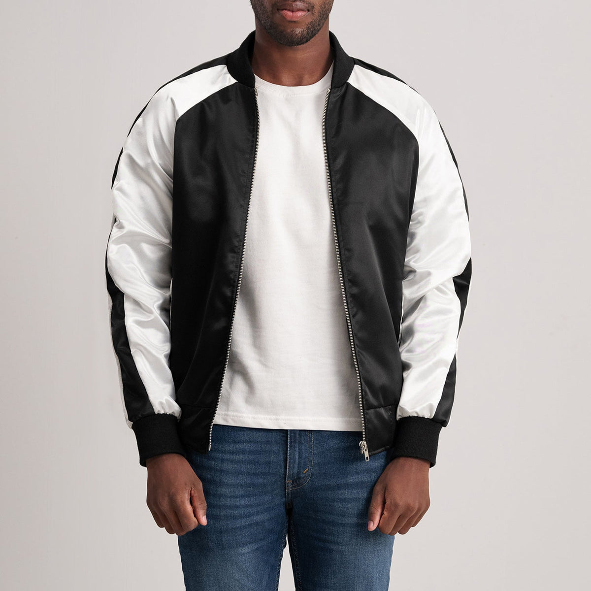 Clarke Negro Varsity Chaqueta de Cuero para Hombre - Vista de perfil lateral con corte ergonómico de manga