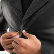 Detalle de cerca of Notch &amp; Button Hardware on Men's Classmith Black Leather Coat