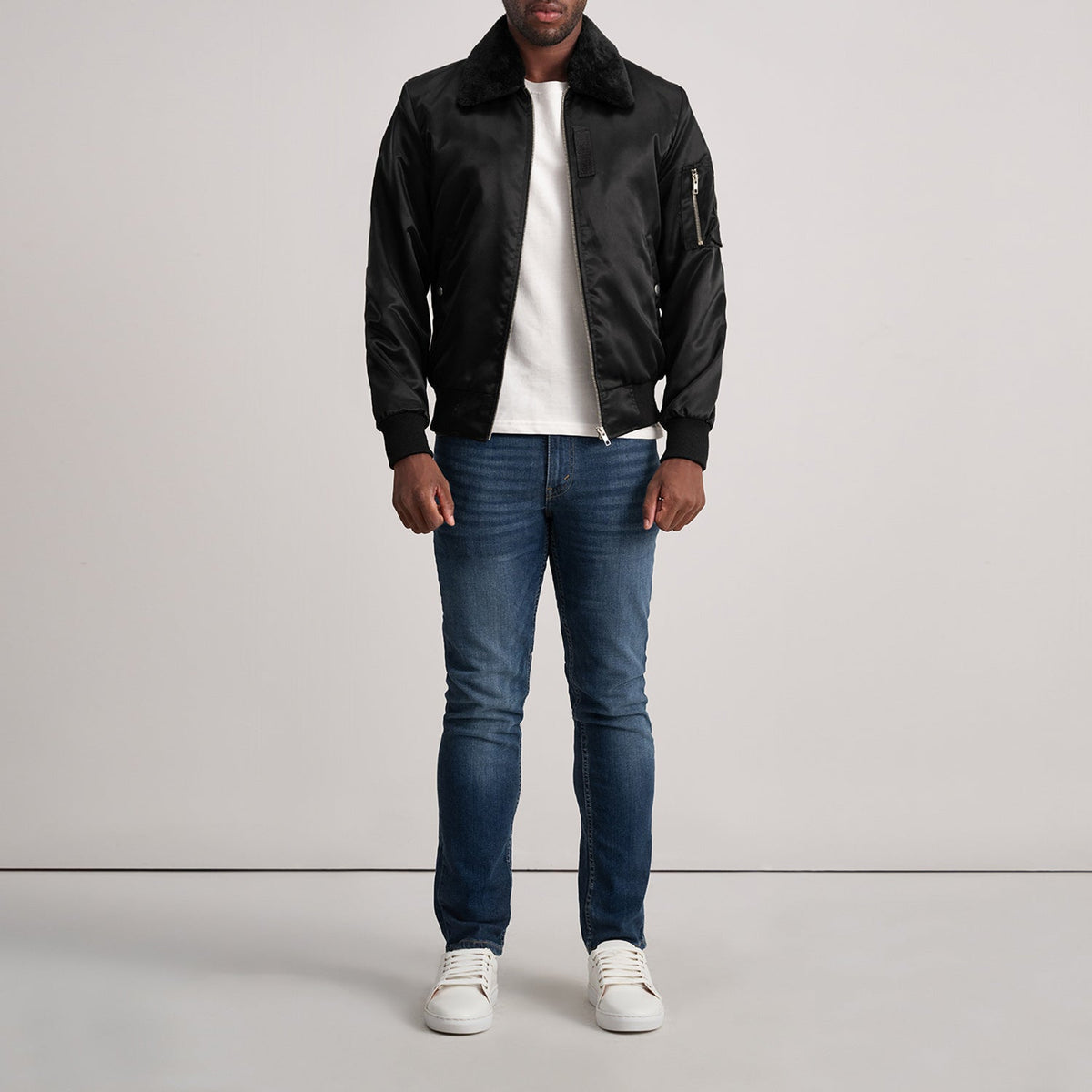 Clyde B-15 Black Bomber Jacket - Vista de perfil lateral con corte ergonómico de manga