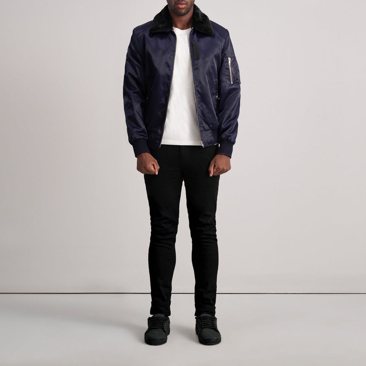 
Vista de detalle of Removable faux fur collar & Zipper Hardware on Clyde B-15 Azul Chaqueta Bomber de Cuero para Hombre