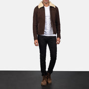Men's Coffner Marrón Shearling Fur Chaqueta de Cuero para Hombre - Vista de perfil lateral con corte ergonómico de manga