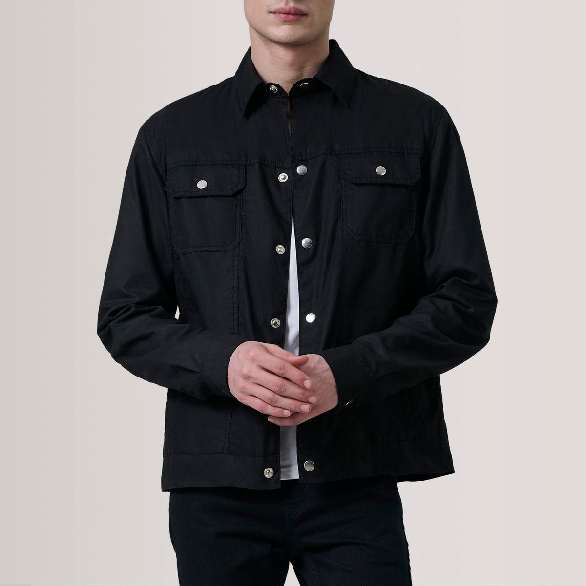 
Colberto Negro Waxed Canvas Trucker Chaqueta de Cuero para Hombre For Men in Black Waxed Cotton Canvas - Vista frontal y silueta entallada | Comprar online
