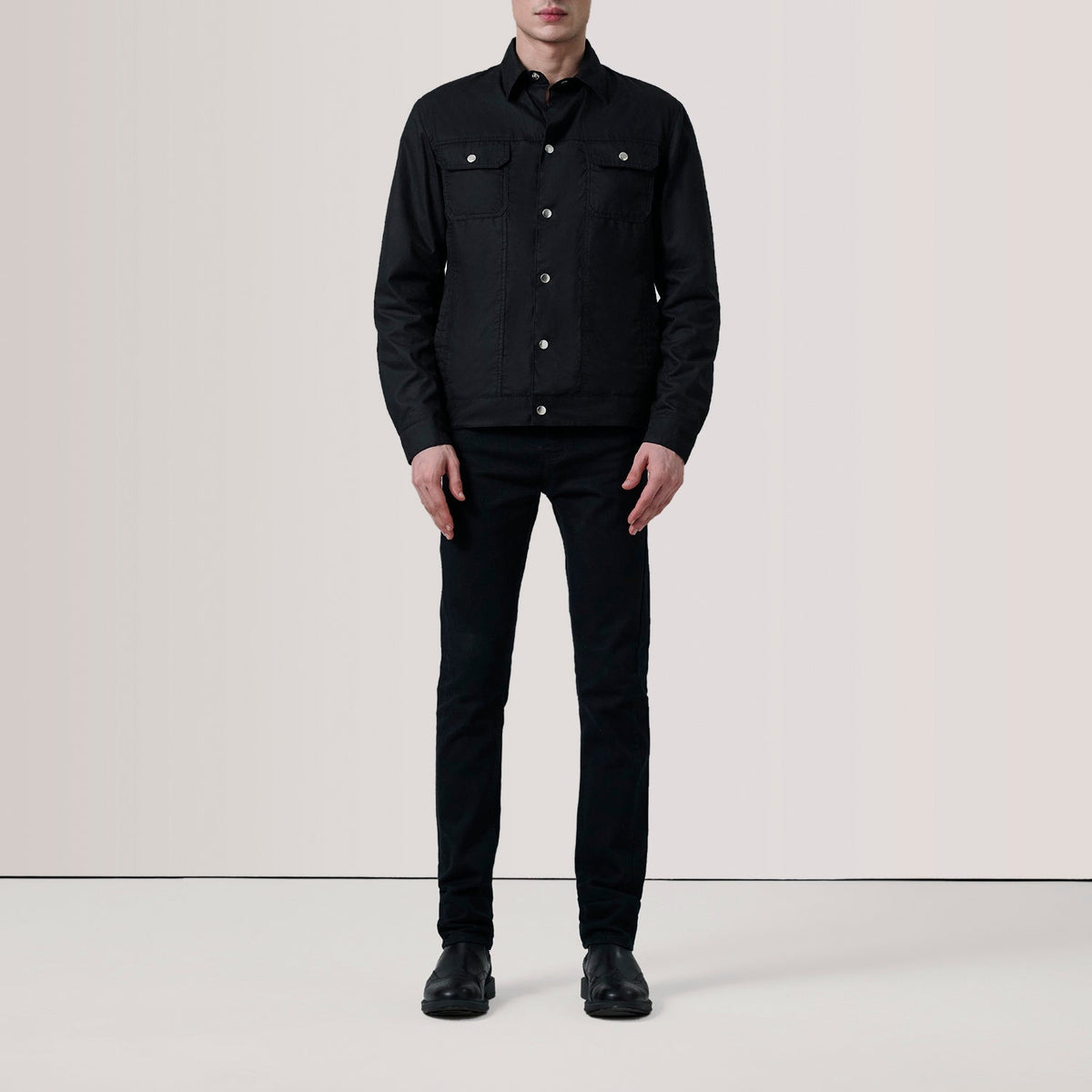 
Black Waxed Cotton Canvas Leather Jacket - Vista posterior con hombros definidos y bajo impecable