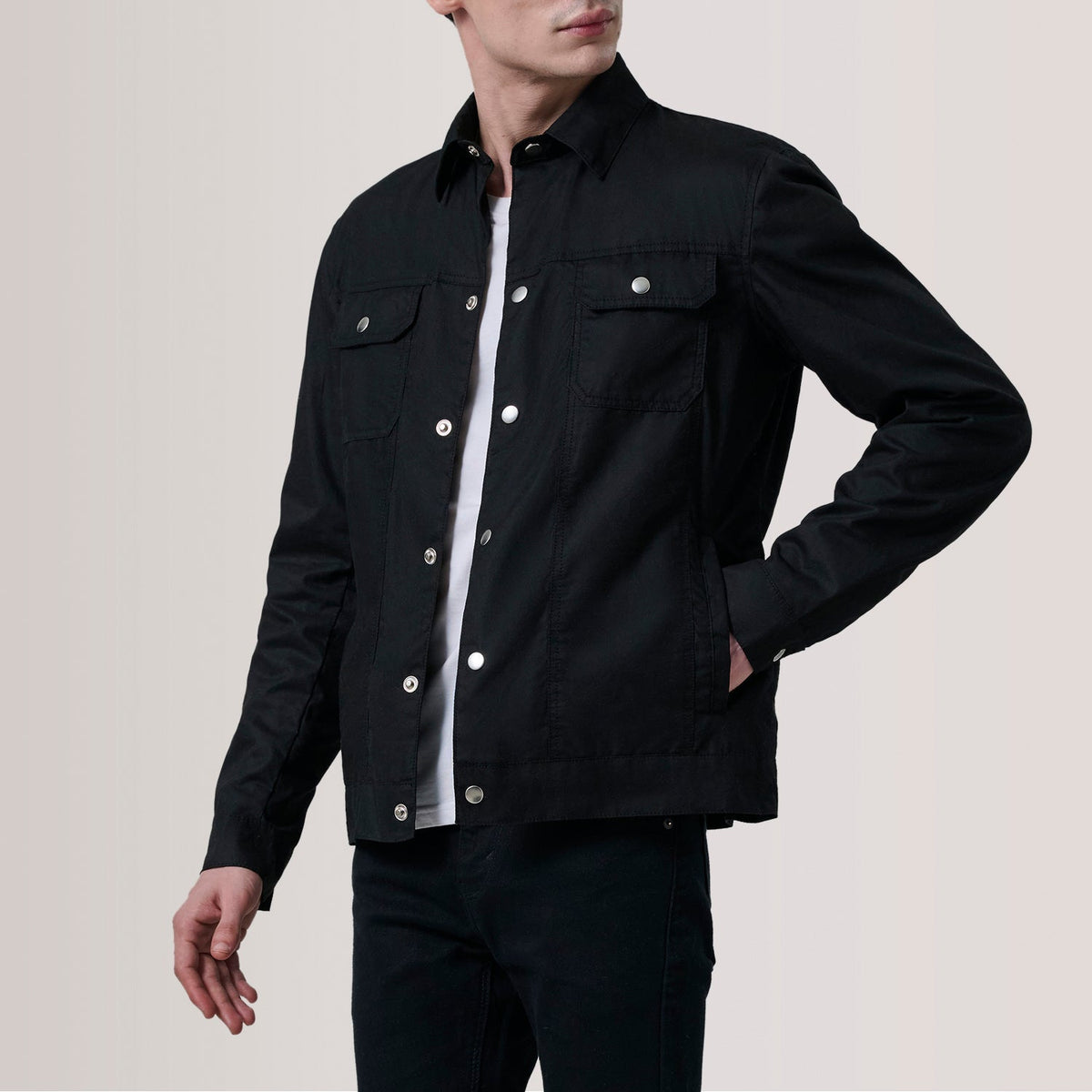 
Colberto Negro Waxed Canvas Trucker Chaqueta de Cuero para Hombre For Men - Vista lateral mostrando el corte ergonómico de mangas
