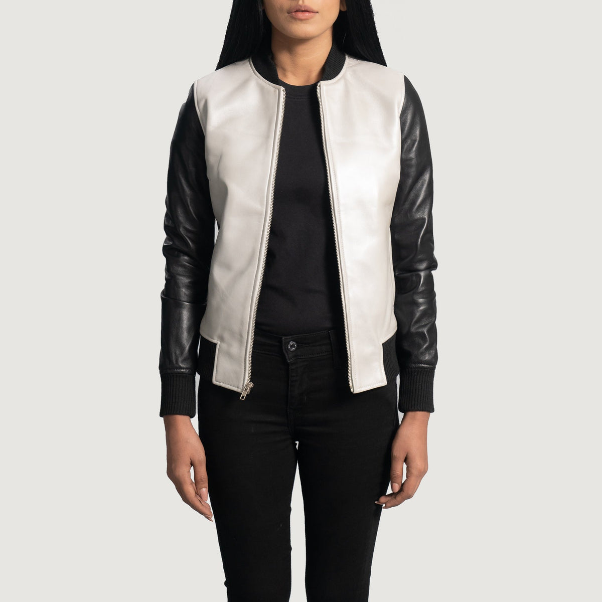 Women's Cole Silver Cazadora Bomber de Cuero para Mujer - Vista de perfil lateral con corte ergonómico de manga