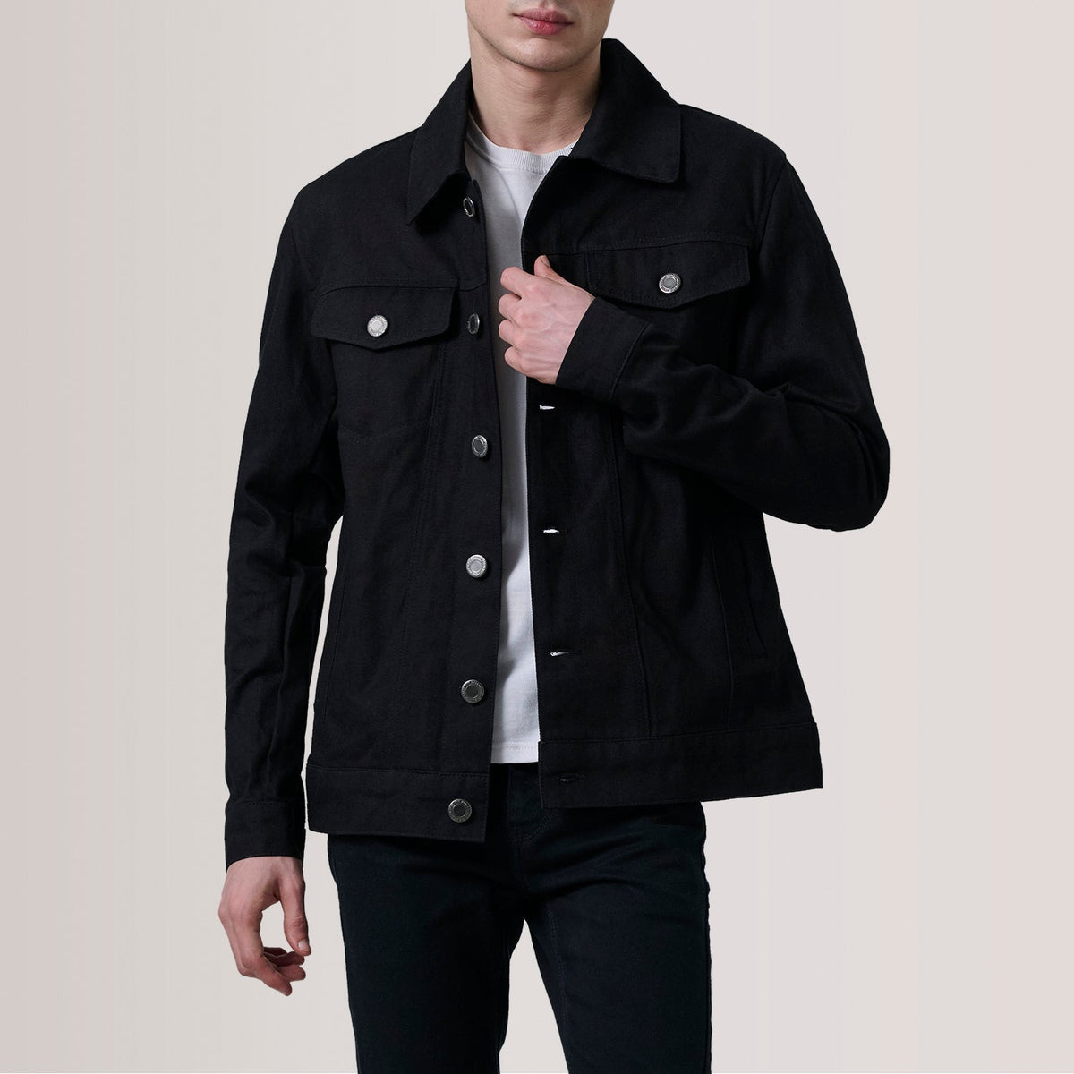 Conard Negro Denim Trucker Chaqueta de Cuero para Hombre For Men in Black Full-Grain Leather - Vista frontal y silueta a medida | Comprar online