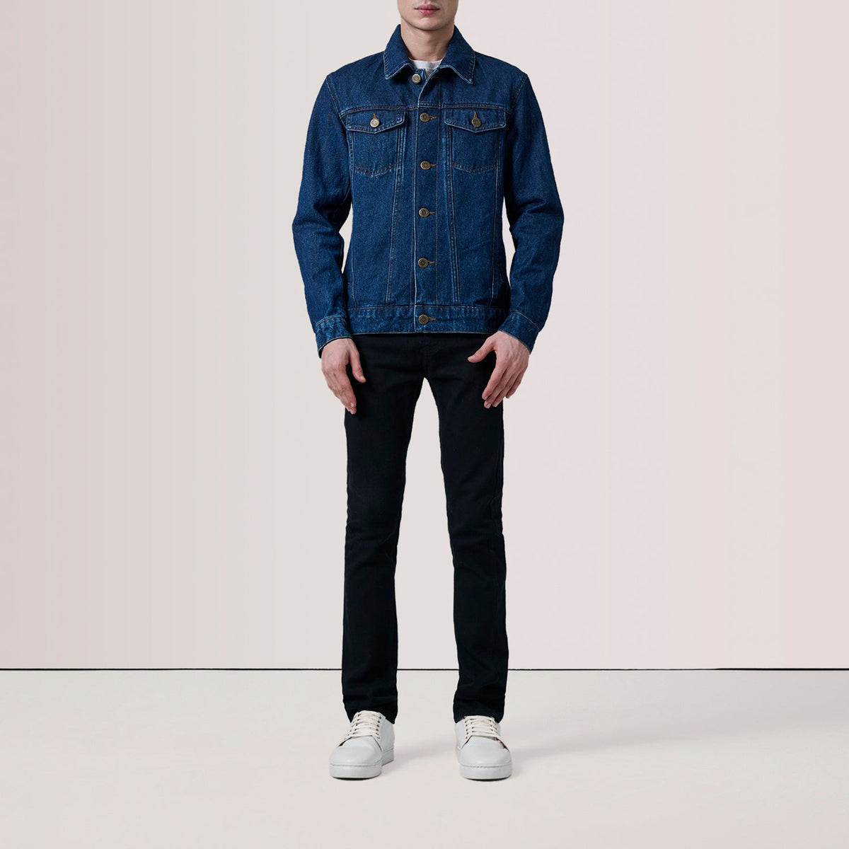 
Dark Blue Full-Grain leather Jacket - Vista posterior con hombros definidos y bajo impecable