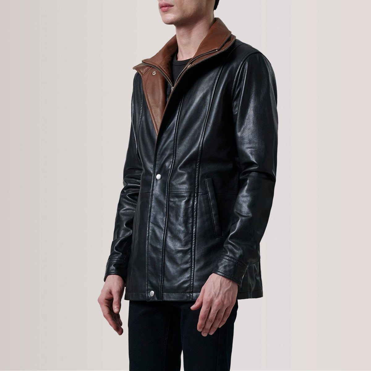 Connor Black Leather Coat For Men - Vista de perfil lateral con corte ergonómico de manga