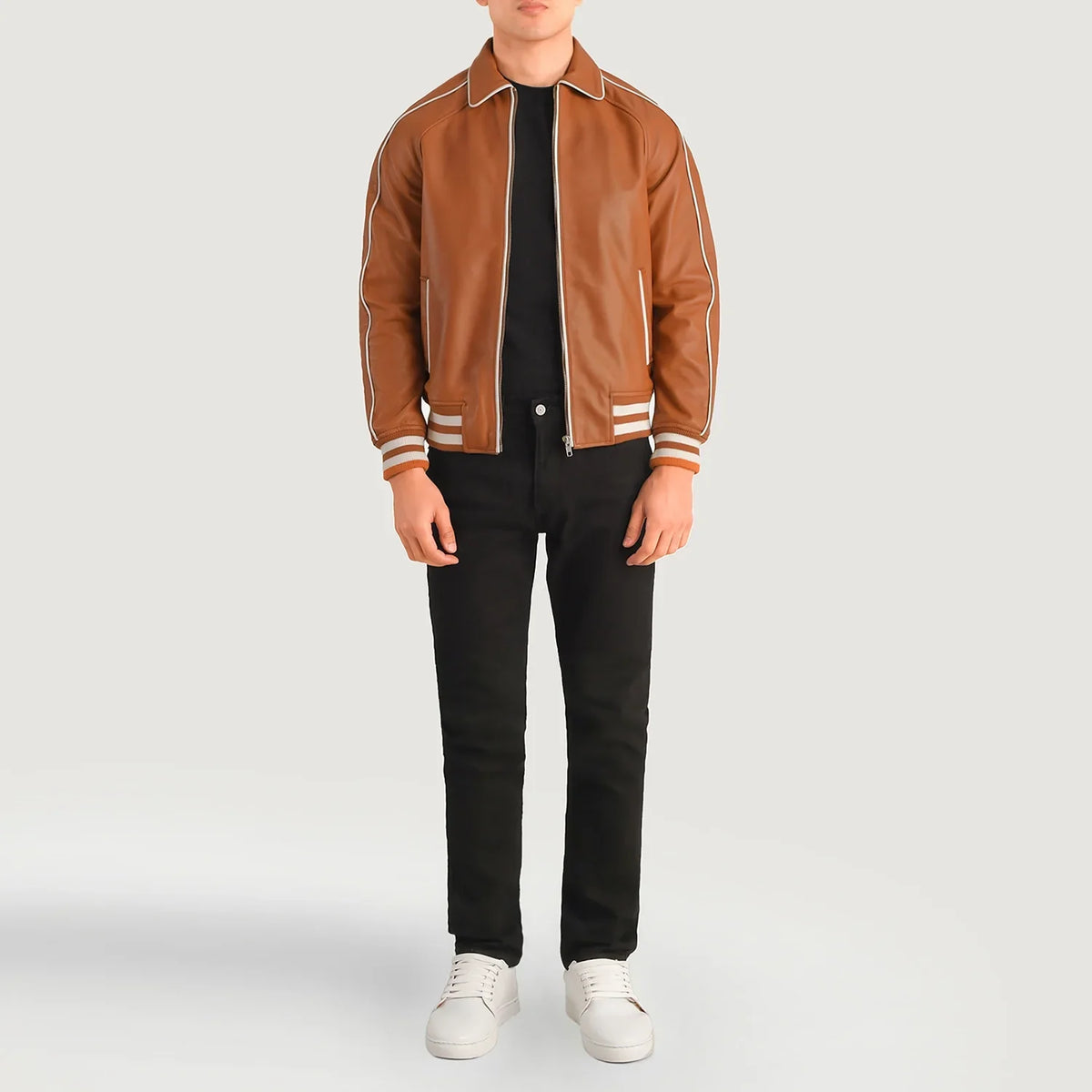 Cooper Tostado Marrón Leather Varsity Chaqueta de Cuero para Hombre - Vista de perfil lateral con corte ergonómico de manga