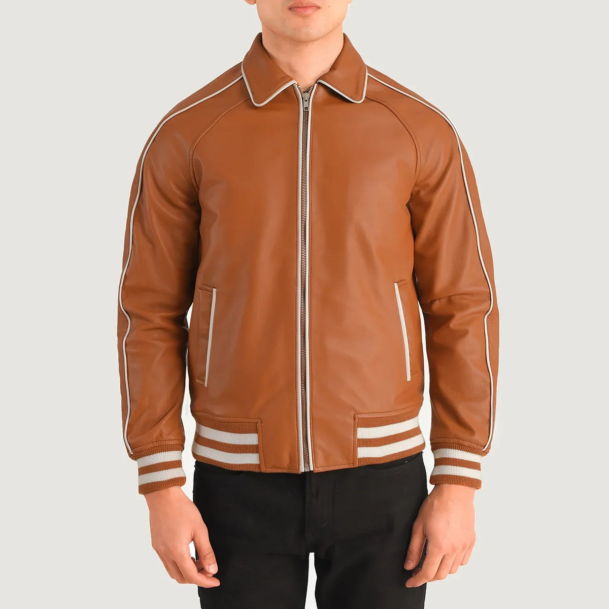 Detalle de cerca of Shirt collar &amp; Zipper Hardware on Cooper Tostado Marrón Leather Varsity Chaqueta de Cuero para Hombre