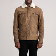 
Vista de detalle of Classic Collar & Button Hardware on Dallis Snuffed Brown Shearling Trucker Jacket
