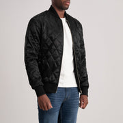 
Danson Acolchado Negro Varsity Chaqueta de Cuero para Hombre - Vista lateral mostrando el corte ergonómico de mangas