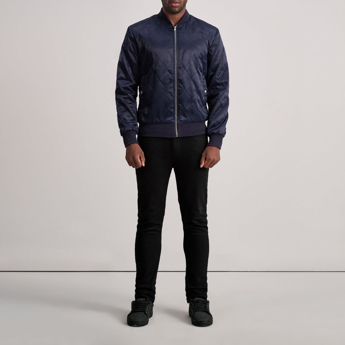 Detalle de cerca of Varsity &amp; Zipper Hardware on Danson Acolchado Azul Varsity Chaqueta de Cuero para Hombre