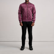Detalle de cerca of Varsity &amp; Zipper Hardware on Danson Acolchado Granate Varsity Chaqueta de Cuero para Hombre