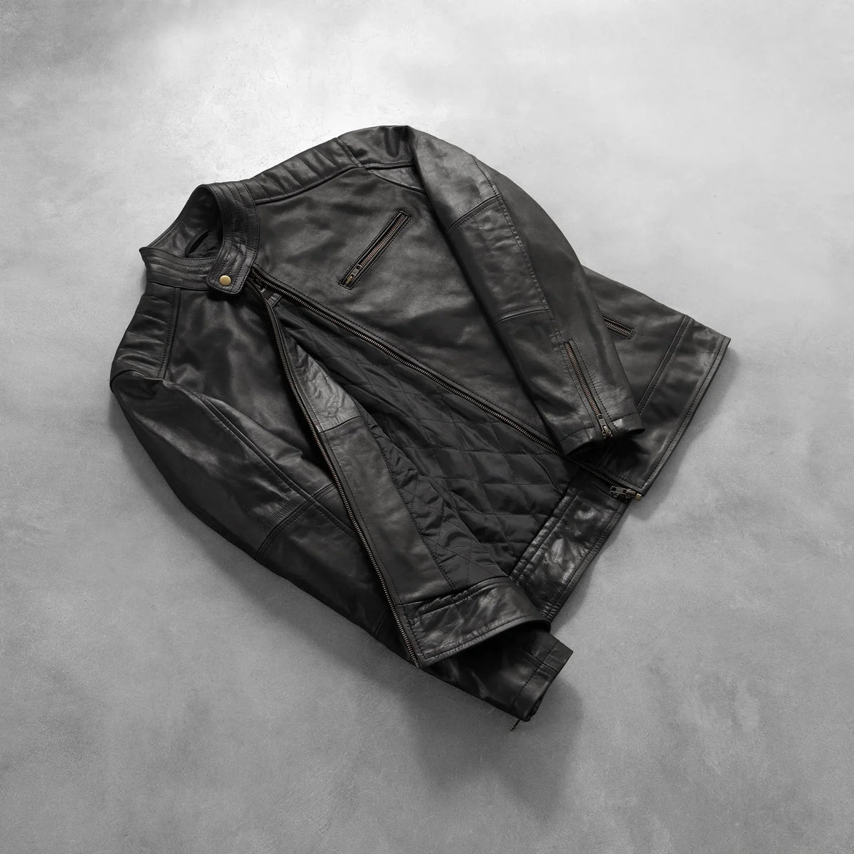 Perspectiva de ajuste de Dean Negro Chaqueta Biker de Cuero para Hombre en modelo - Caída natural con luz de día