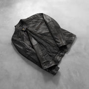 Perspectiva de ajuste de Dean Negro Chaqueta Biker de Cuero para Hombre en modelo - Caída natural con luz de día