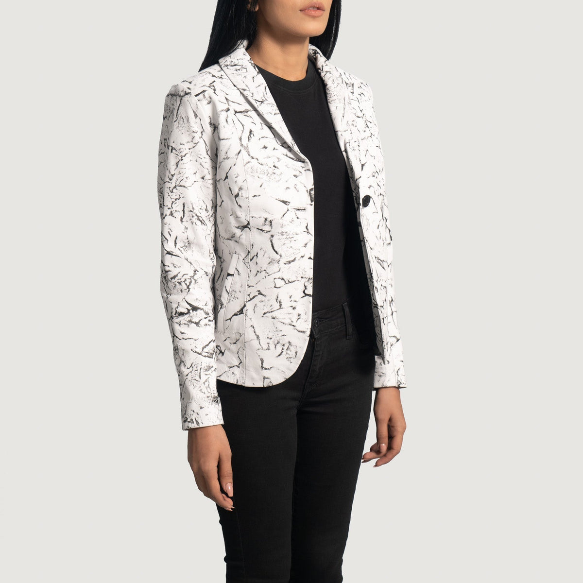 
Donna Blake Blanco Blazer de Cuero de Cuero para Mujer - Vista posterior con hombros definidos y bajo impecable