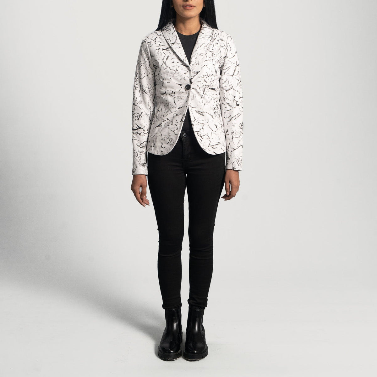 
Vista de detalle of Notch & Button Hardware on Donna Blake Blanco Blazer de Cuero de Cuero para Mujer