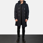Men's Drake Black Wool Duffle Coat - Vista de perfil lateral con corte ergonómico de manga