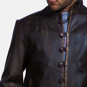 Men's Drakeshire Brown Leather Jacket - Vista de perfil lateral con corte ergonómico de manga
