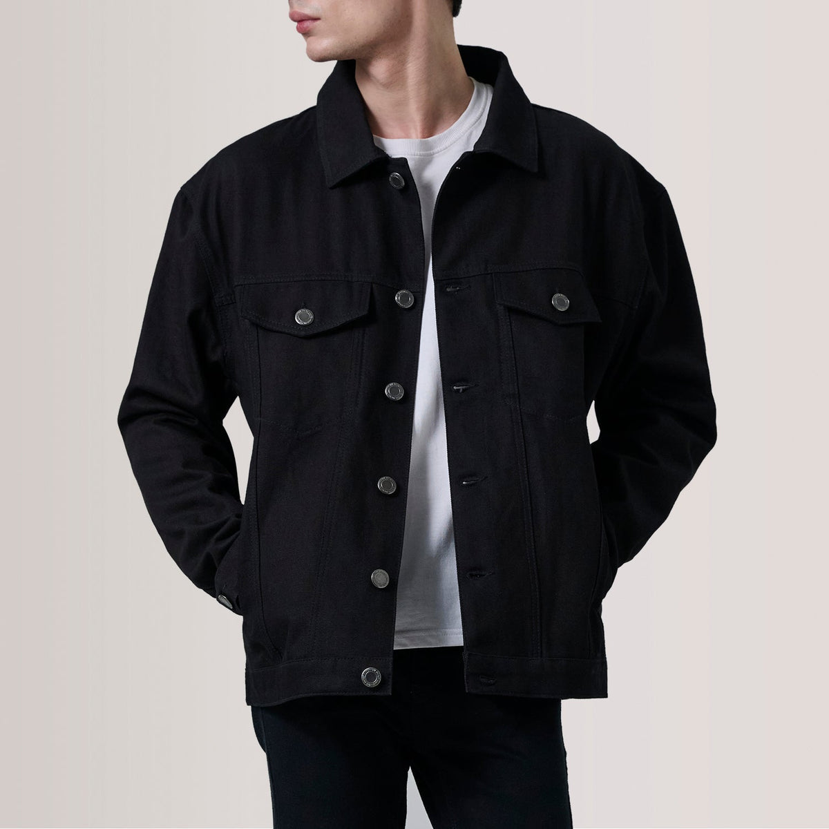
Eddie Negro Oversized Denim Trucker Chaqueta de Cuero para Hombre For Men en cuero vacuno negro auténtico - Vista frontal y silueta entallada | Comprar online