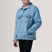 Eddie Light Azul Oversized Denim Trucker Chaqueta de Cuero para Hombre For Men - Vista de perfil lateral con corte ergonómico de manga